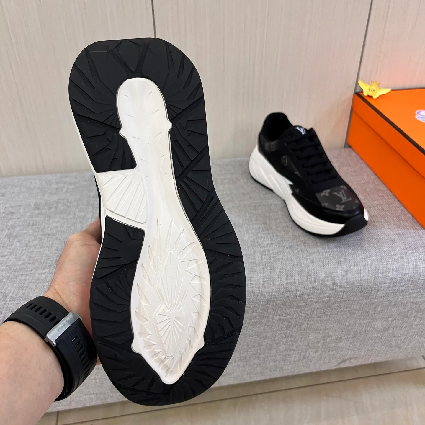 🚘🚘Factory batch 460 men's shoes💰[LV]🔥 Louis Vuitton, high-end men's shoes brand, official website 1:1 latest masterpiece: the upper is made of Italian imported first-layer cowhide with a comfortable and breathable lining➕original non-slip and wear-resistant outsole🔥, making walking more convenient and comfortable! An exclusive new model, a stunning work, a beautiful 1:1 replica [color] compared to the official quality! Create a fashionable personality to set off your uniqueness! A must-have for trendy men! Classic 🔥Size: 38-44 Color: 🔥 2⃣️colors available🔥.